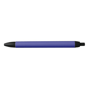 Ein blauer Hintergrund mit einem markanten weißen  Kugelschreiber