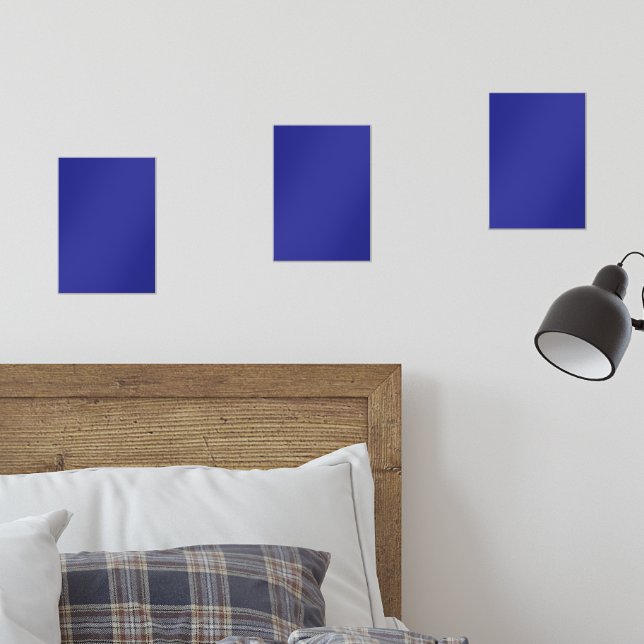 Ein blauer Hintergrund mit einem prominenten weiße Bilderwand Sets (Schlafzimmer)