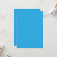 ein blauer Hintergrund mit einer schwarz-weißen Ka