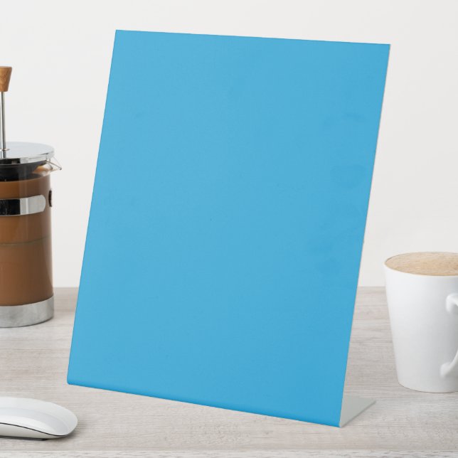 ein blauer Hintergrund mit einer schwarz-weißen Ka Sockelschild (In Situ)