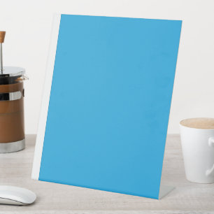 ein blauer Hintergrund mit einer schwarz-weißen Ka Sockelschild
