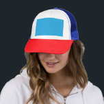 ein blauer Hintergrund mit einer schwarz-weißen Ka Truckerkappe<br><div class="desc">Entdecken Sie den zauberhaften Kontrast einer schwarz-weißen Katze vor einem ruhigen,  blauen Hintergrund. Dieses faszinierende Bild erfasst das Wesen eines geliebten Haustiers in einem einzigartigen Umfeld."</div>