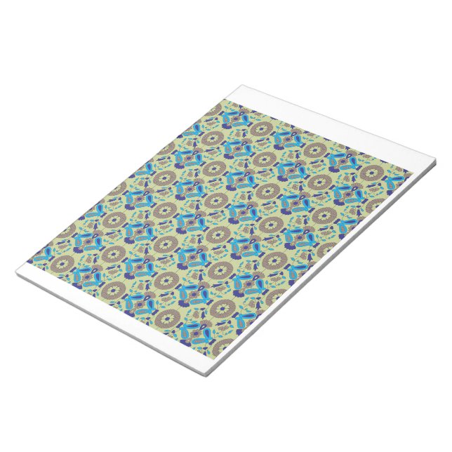 ein blaues und grünes Muster auf grünem Hintergrun Notizblock (angewinkelt)