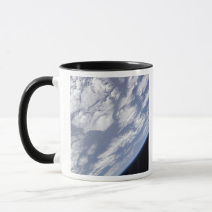 Ein blaues und weißes Teil Erde Tasse