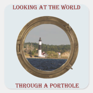 Ein Blick auf die Welt durch ein Porthole Quadratischer Aufkleber
