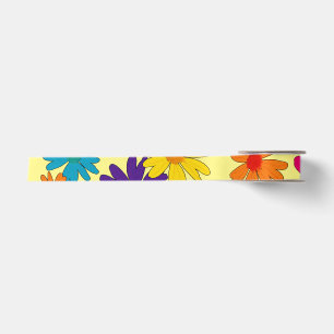 Ein Blumenbeet mit blühenden Blume Satinband
