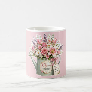 Ein Blumenstrauß in einer Gießkanne für Mama  Kaffeetasse