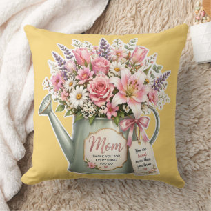 Ein Blumenstrauß in einer Gießkanne für Mama Kissen