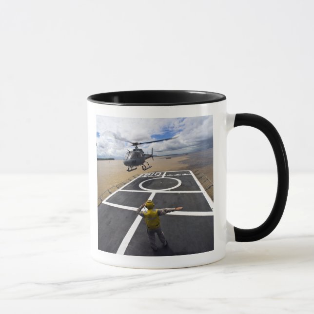 Ein brasilianischer Eurocopter bereitet sich auf d Tasse (Rechts)