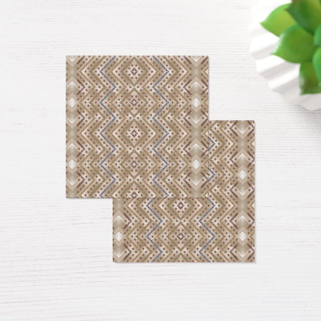 Ein brauner Teppich mit symmetrischem Design (Schreibtisch)