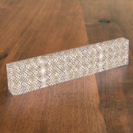 Ein brauner Teppich mit symmetrischem Design Namensplakette