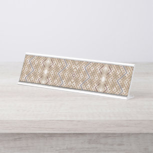 Ein brauner Teppich mit symmetrischem Design Schreibtischnamensplakette