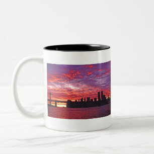 Ein brillanter Sonnenuntergang mit der Silhouette  Zweifarbige Tasse