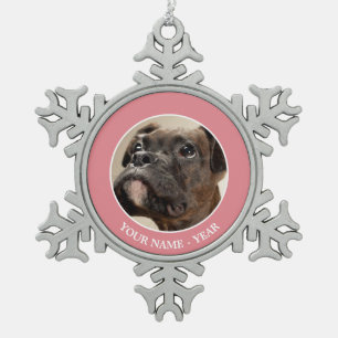Ein Brindle Boxer Welpe, der neugierig nach oben s Schneeflocken Zinn-Ornament