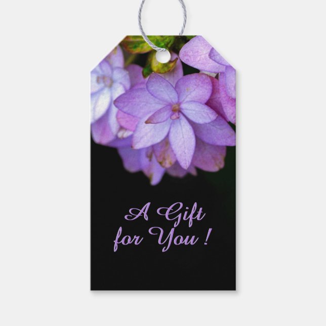 Ein Buch mit vielen versteinerten violetten Blumen Geschenkanhänger (Vorderseite)