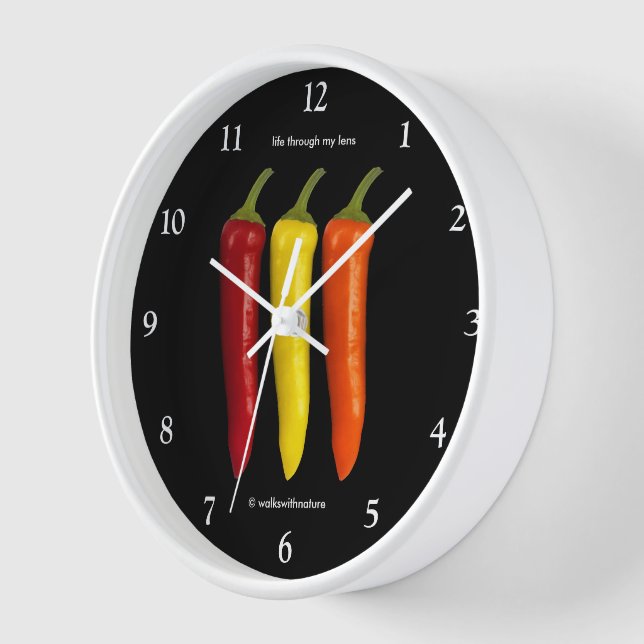 Ein buntes Trio der Banana-Paprikaschoten Wanduhr (Winkel)