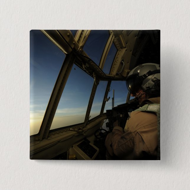 Ein C-130 Hercules Pilot scannt den Horizont Button (Vorderseite)