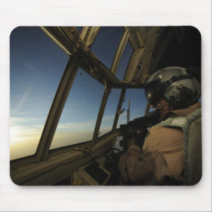 Ein C-130 Hercules Pilot scannt den Horizont Mousepad