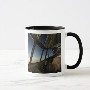 Ein C-130 Hercules Pilot scannt den Horizont Tasse