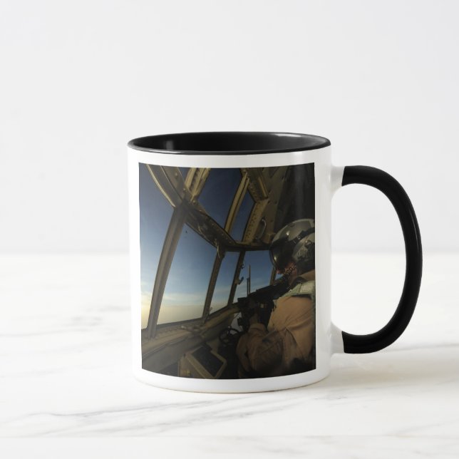 Ein C-130 Hercules Pilot scannt den Horizont Tasse (Rechts)