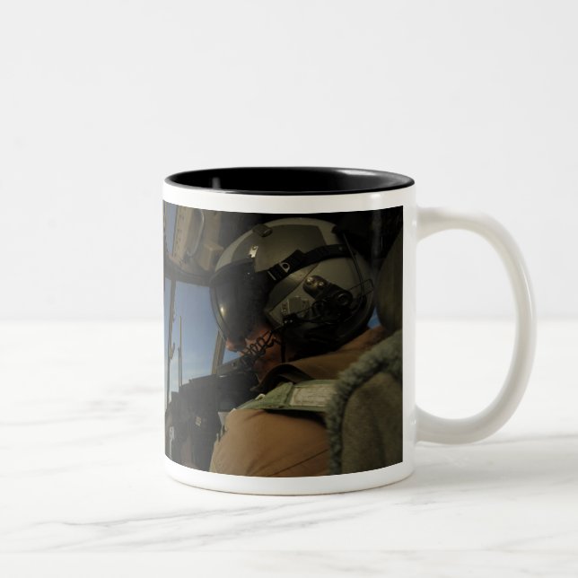 Ein C-130 Hercules Pilot scannt den Horizont Zweifarbige Tasse (Rechts)