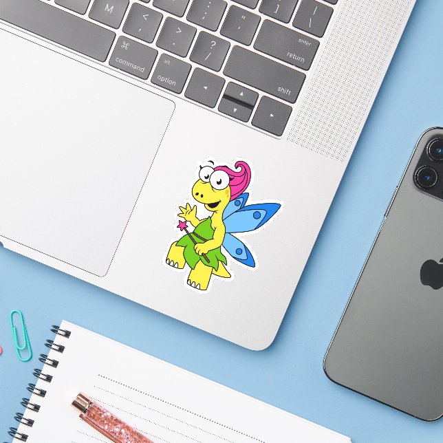 Ein Cartoon Fairysaur Dinosaurier. Aufkleber (Laptop mit iPhone)