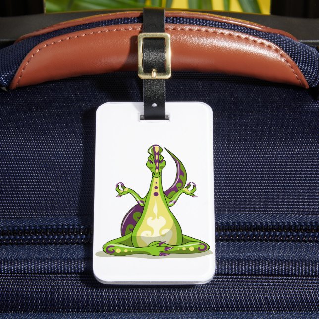 Ein Cartoon Iguanodon Dinosaurier, der Yoga macht. Gepäckanhänger (Vorderseite Insitu 2)