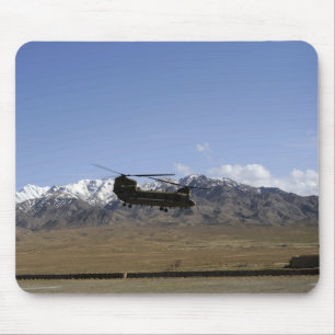 Ein CH-47 Chinook entfernt sich Mousepad