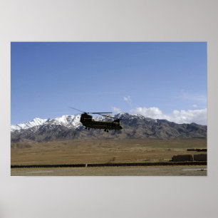 Ein CH-47 Chinook entfernt sich Poster