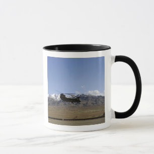 Ein CH-47 Chinook entfernt sich Tasse