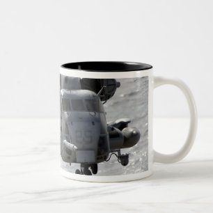 Ein CH-53E Superstallionshubschrauber Zweifarbige Tasse