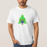 Ein Chanukkah und ein Weihnachten T-Shirt<br><div class="desc">Chanukka und Weihnachten ist zusammen für Familien zwischen Glaubensrichtungenperfekt, die beide Feiertage feiern. Aufmachung eines chanukah menorah vor einem Weihnachtsbaum, der den Geist der Feiertage herausbringt.</div>