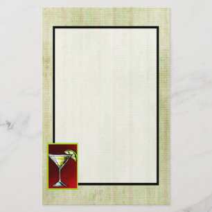 Ein Cocktail-Getränk in einem Martini-Glas mit Briefpapier