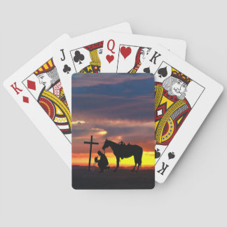 Ein Cowboy-Gebet, der Karten spielt Spielkarten