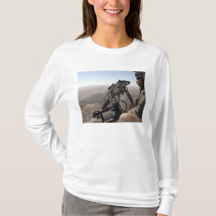 Ein Crewleiter sucht nach misstrauischer Tätigkei T-Shirt