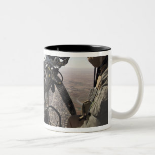 Ein Crewleiter sucht nach misstrauischer Tätigkei Zweifarbige Tasse