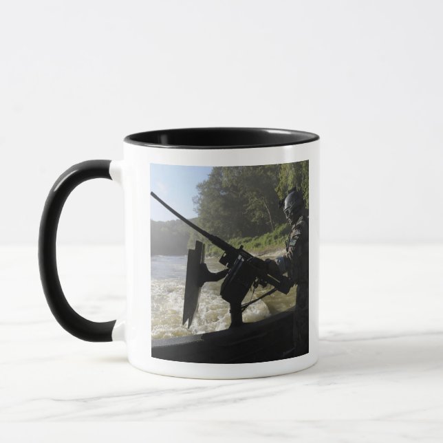 Ein Crewman des Kampfschiffs Tasse (Links)