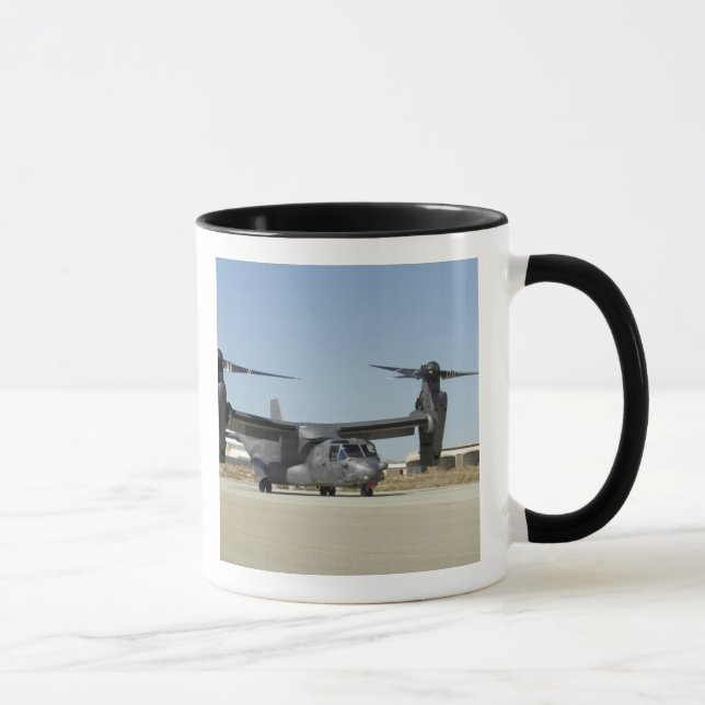 Ein CV-22 Osprey bereitet den Start vor Tasse (Rechts)