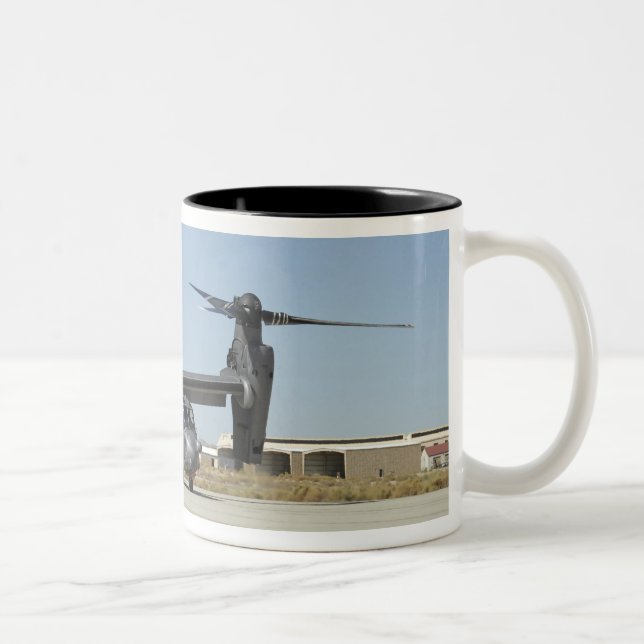 Ein CV-22 Osprey bereitet den Start vor Zweifarbige Tasse (Rechts)