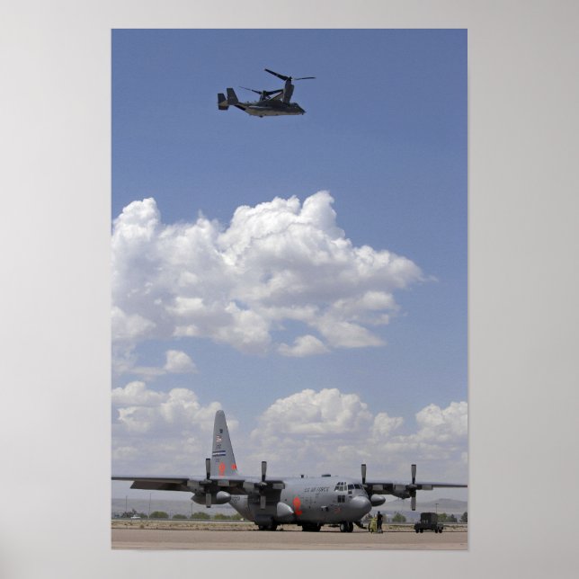 Ein CV-22 Osprey fliegt über einem C-130 Herkules Poster (Vorne)