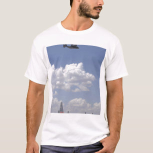 Ein CV-22 Osprey fliegt über einem C-130 Herkules T-Shirt