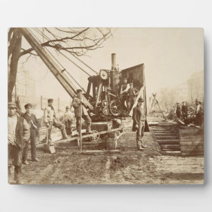 Ein Dampfkran, der während des Gebäude von Fotoplatte