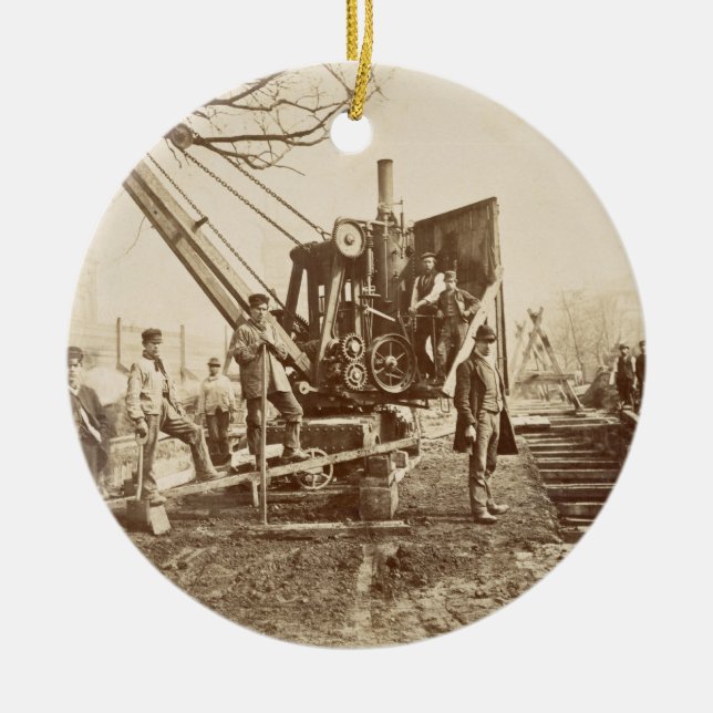 Ein Dampfkran in Kraft während des Gebäude von Keramikornament (Vorne)