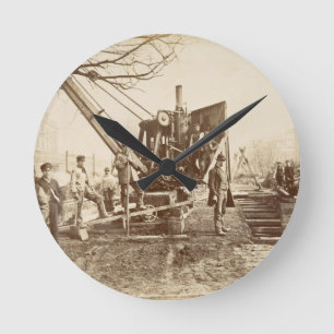 Ein Dampfkran in Kraft während des Gebäude von Runde Wanduhr