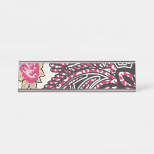 Ein dekoratives Paisley-Design mit lebhaftem Rot u Schreibtischnamensplakette