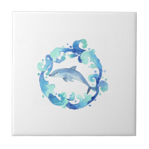 Ein Delfin in einem Ring-Wasserdesign auf einer Pl Fliese
