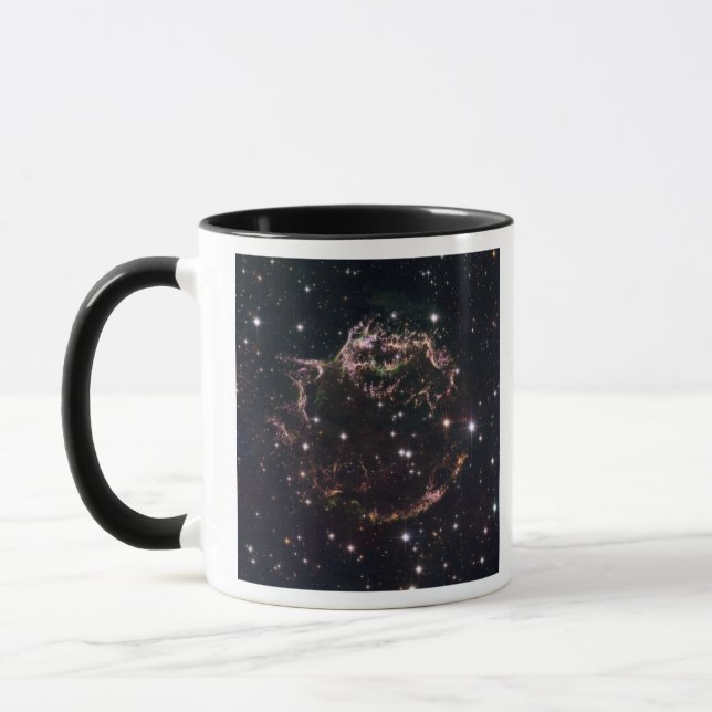 Ein detaillierter Blick auf die geschlagenen Überr Tasse (Links)
