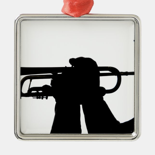 Ein Dienstmitglied spielt eine Melodie Silbernes Ornament (Vorne)