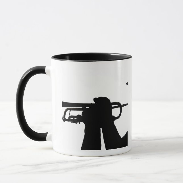 Ein Dienstmitglied spielt eine Melodie Tasse (Links)