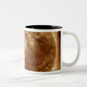 Ein dunkler Riss in der Atmosphäre der Sonne Zweifarbige Tasse